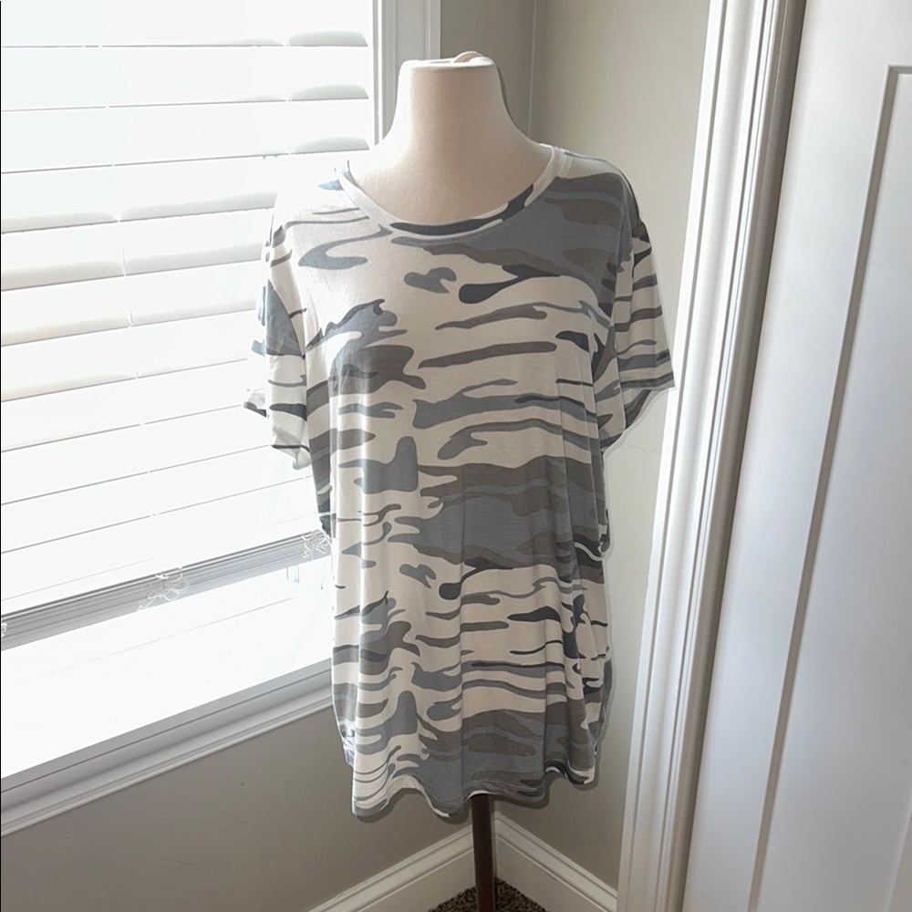 Natural Reflections Gray and White Oversized Short Sleeve T-Shirt Camo 1X‎